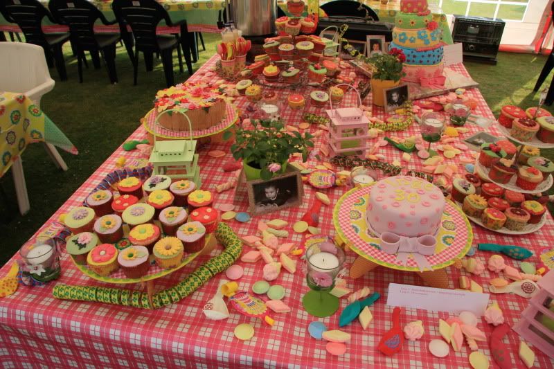 http://i111.photobucket.com/albums/n137/bonkiedebulldog/Taart%20en%20cupcakes/IMG_0670.jpg