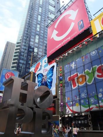 NY New York Manhattan Hope Sculpture Times Square Toysrus Toys R Us Magasin Jouet