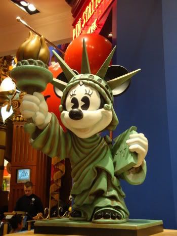 New York NY Manhattan Magasin Disney Store Mickey Statue Liberte