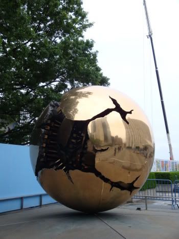 New York NY Manhattan USA ONU Organisation des Nations Unies Siege Sculpture Sphere