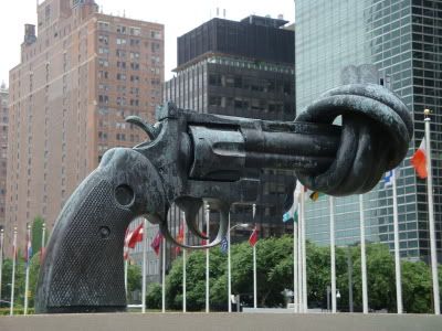 New York NY Manhattan USA ONU Organisation des Nations Unies Siege Non Violence Sculpture Carl Fredrik Reutersward Luxembourg Revolver Pistolet Canon Noue