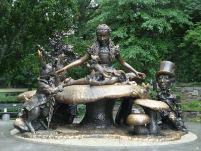 New York NY Manhattan USA Central Park Parc The Lake Conservatory Pond Statue Alice in wonderland au pays des merveilles