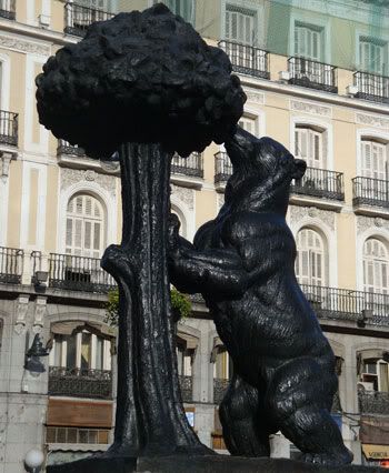 Espagne Madrid symbole puerta del sol ours et arboursier