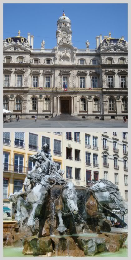 Lyon Place des Terreaux Hotel de Ville Mairie fontaine de Bartholdi Chevaux