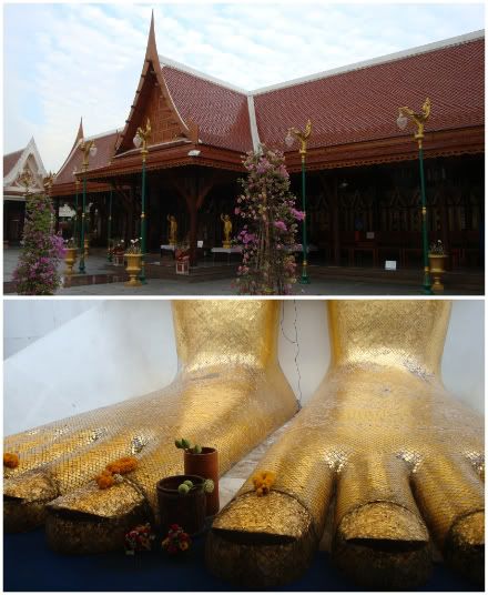 Offrandes aux pieds du bouddha debout du temple de Wat Intharawihan 