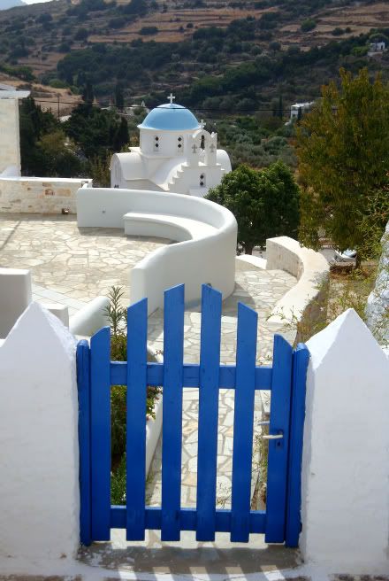 Paros – Eglise de Kostos  grece cyclades paros village kostos eglise chemin