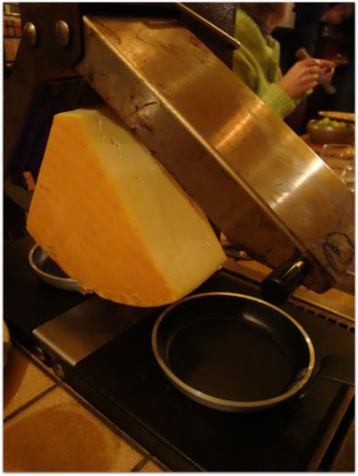 Appareil à raclette au Chalet d'Avron raclette chalet d'avron specialite savoyarde resto restaurant charcuterie