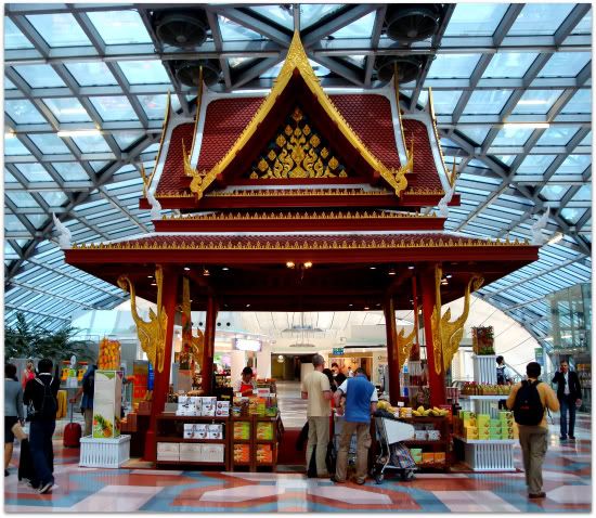  aeroport Suvarnabhumi bangkok airport interieur interior pagode decoration aena blog voyage photo thailande