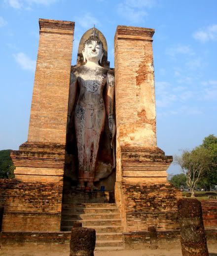 wat mahathat ruine bouddha debout parc sukhothai aena blog photo voyage thailande