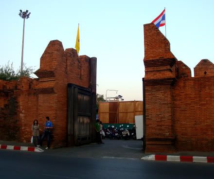 enceinte brique vieille ville chiang mai aena blog photo voyage thailande