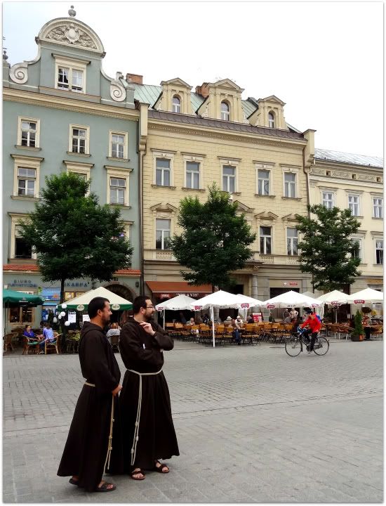 moines religieux place rynek glowny cracovie krakow