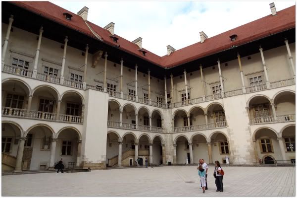 cour renaissance palais royal colline wawel cracovie krakow