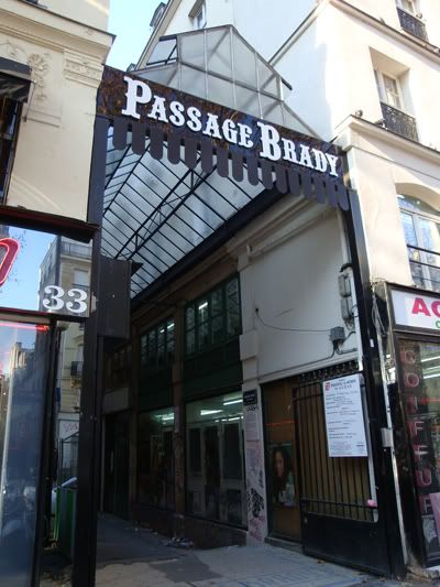 passage brady couvert secret paris boulevard de strasbourg rue du faubourg saint denis indien pakistanais inde pakistan indopak épice magasin resto restaurant little india bollywood verriere