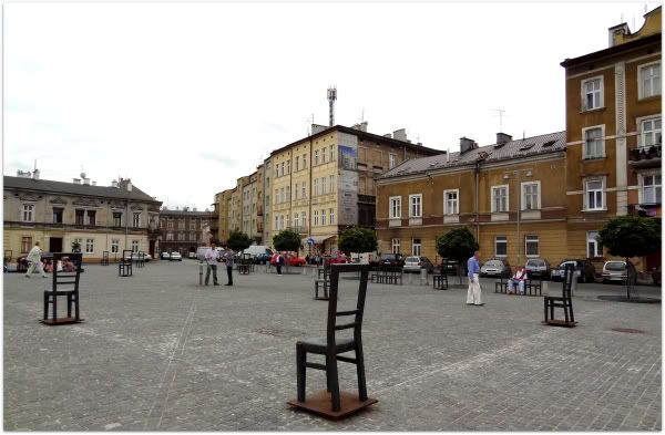 monument place heros ghetto chaises vides Plac Bohaterow Getta podgorze cracovie krakow